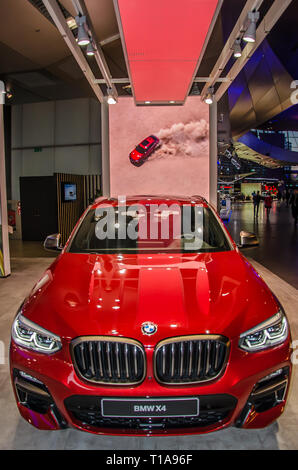 Die BMW Welt ist vor der BMW Konzernzentrale gelegen, und es verbindet Vergangenheit und Gegenwart in einem Ort. Stockfoto