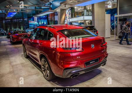 Die BMW Welt ist vor der BMW Konzernzentrale gelegen, und es verbindet Vergangenheit und Gegenwart in einem Ort. Stockfoto