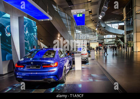 Die BMW Welt ist vor der BMW Konzernzentrale gelegen, und es verbindet Vergangenheit und Gegenwart in einem Ort. Stockfoto