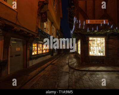 The Shambles ist eine alte Straße in York, England, mit überhängenden Fachwerkhäuser, einige schon im 14. Jahrhundert und es Fei Stockfoto