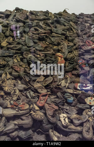 Oswiencim, Polen - September 21, 2019: Stapel von Schuhe, die einmal zu den Juden und andere Häftlinge aus Auschwitz gehörte Stockfoto