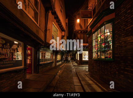 The Shambles ist eine alte Straße in York, England, mit überhängenden Fachwerkhäuser, einige schon im 14. Jahrhundert und es Fei Stockfoto