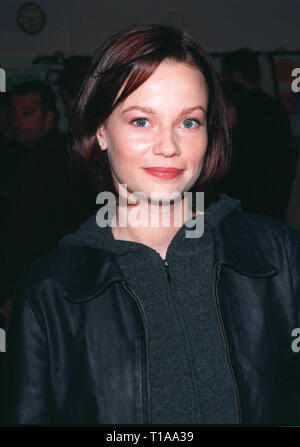 LOS ANGELES, Ca - 8. November 1998: Schauspielerin SAMANTHA MATHIS im Hollywood Premiere von "Velvet Goldmine". Stockfoto