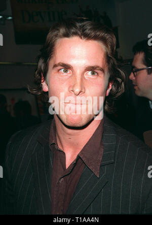 LOS ANGELES, Ca - 8. November 1998: Schauspieler Christian Bale im Hollywood Premiere seines Films "Velvet Goldmine". Stockfoto