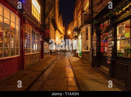 The Shambles ist eine alte Straße in York, England, mit überhängenden Fachwerkhäuser, einige schon im 14. Jahrhundert und es Fei Stockfoto