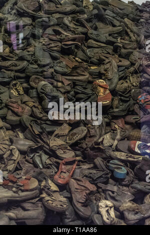 Oswiencim, Polen - September 21, 2019: Stapel von Schuhe, die einmal zu den Juden und andere Häftlinge aus Auschwitz gehörte Stockfoto