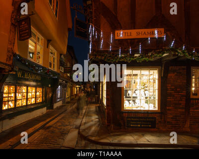 The Shambles ist eine alte Straße in York, England, mit überhängenden Fachwerkhäuser, einige schon im 14. Jahrhundert und es Fei Stockfoto