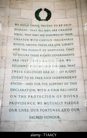 Inschrift aus der Erklärung der Unabhängigkeit carved in weißem Marmor auf der gekrümmten Rotunde Wand des Thomas Jefferson Memorial in Washington DC Stockfoto