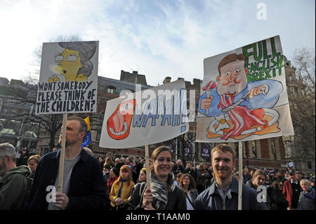 Demonstranten mit Plakaten im Parlament Platz "unter die Leute" Rallye, die es seinen Weg durch das Zentrum von London. Demonstranten Stockfoto