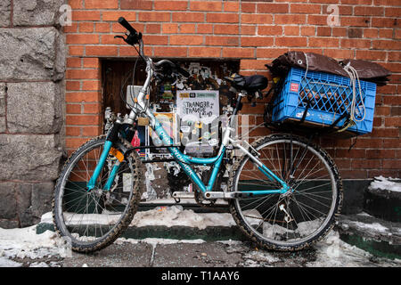 Ein Fahrrad bis vor einer Bar in Missoula MT gesperrt. Stockfoto