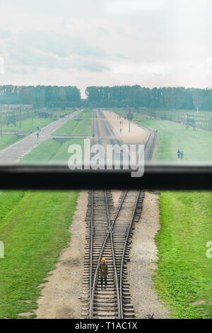 Oswiencim, Polen - 21. September 2019: Frau Spaziergang entlang der Bahnlinie, wo der Wagen mit der Birkenau Gefangenen angekommen. Stockfoto