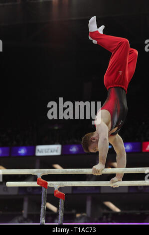 Danny Purvis (GBR, Commonwealth Games gold Medallist) konkurrieren in der parallelen Strichen Abschnitt des Superstars von Gymnastik Wettbewerb in der O2 Arena, London, UK. Superstars von Gymnastik präsentiert einige der weltweit besten Turnerinnen und Turner über zwei Sitzungen an der O2, London UK. Die Männer kämpfen über sechs Disziplinen (Reck, Barren, Boden, Ringe, Vault, Knauf). Athleten haben die Freiheit zu entwickeln, Ihre eigenen Routinen und Richter durchführen und wird von zehn auf Flair, kreativen Choreographie, die Durchführung und die Auseinandersetzung mit dem Leben drängen. Stockfoto