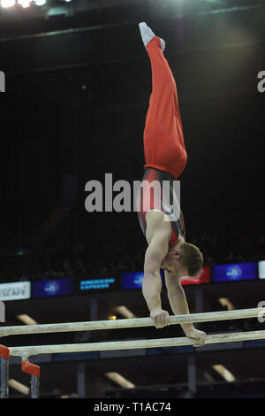 Danny Purvis (GBR, Commonwealth Games gold Medallist) konkurrieren in der parallelen Strichen Abschnitt des Superstars von Gymnastik Wettbewerb in der O2 Arena, London, UK. Superstars von Gymnastik präsentiert einige der weltweit besten Turnerinnen und Turner über zwei Sitzungen an der O2, London UK. Die Männer kämpfen über sechs Disziplinen (Reck, Barren, Boden, Ringe, Vault, Knauf). Athleten haben die Freiheit zu entwickeln, Ihre eigenen Routinen und Richter durchführen und wird von zehn auf Flair, kreativen Choreographie, die Durchführung und die Auseinandersetzung mit dem Leben drängen. Stockfoto