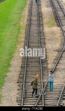 Oswiencim, Polen - 21. September 2019: Zwei womans Spaziergang entlang der Bahnlinie, wo der Wagen mit der Birkenau Gefangenen angekommen. Stockfoto