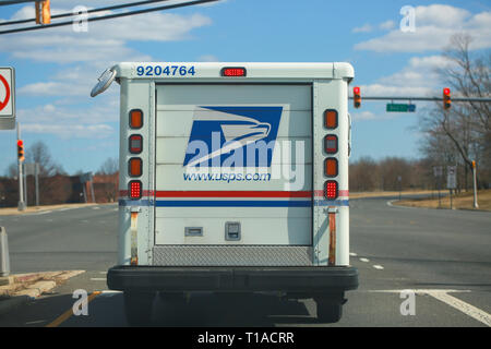 Princeton, New Jersey, USA, 16. März 2019: United States Postal Service Abholung und Lieferung van auf einer Wohnanlage in New Jersey USA - Bild Stockfoto