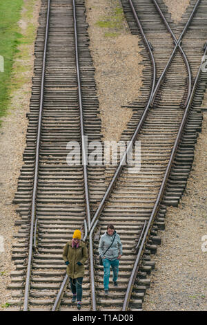 Oswiencim, Polen - 21. September 2019: Zwei womans Spaziergang entlang der Bahnlinie, wo der Wagen mit der Birkenau Gefangenen angekommen. Stockfoto