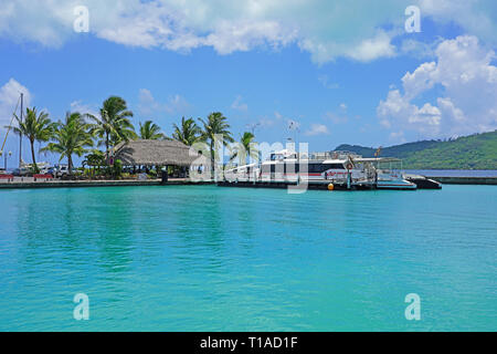 VAITAPE BORA BORA-4 DEZ 2018 - Street View von Vaitape, der wichtigsten Stadt auf Bora Bora, Französisch-Polynesien, am Fuße des Mont Otemanu. Stockfoto