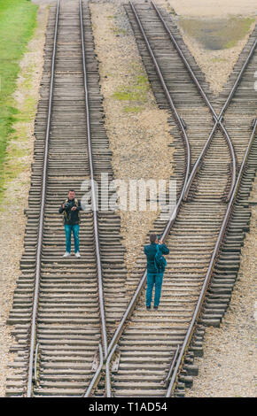 Oswiencim, Polen - 21. September 2019: Photographes Bilder nimmt entlang der Bahnlinie, wo der Wagen mit der Birkenau Gefangenen angekommen. Stockfoto