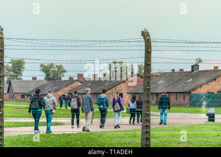 Oswiencim, Polen - 21. September 2019: eine geführte Tour durch die Besucher nehmen über die Gebäude und Straßen der nationalsozialistischen Konzentrationslager Auschwitz Stockfoto