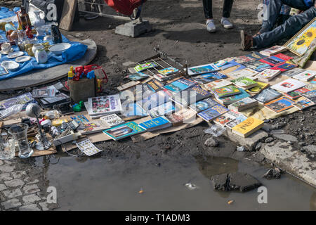 Krakau, Polen - 21. September 2019: Mann verkauft eine Menge Bücher auf der Kante einer Pfütze von Wasser an der Krakauer Straße Flohmarkt. Stockfoto