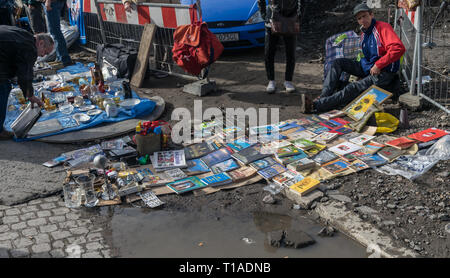 Krakau, Polen - 21. September 2019: Mann verkauft eine Menge Bücher auf der Kante einer Pfütze von Wasser an der Krakauer Straße Flohmarkt. Stockfoto