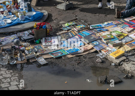 Krakau, Polen - 21. September 2019: Mann verkauft eine Menge Bücher auf der Kante einer Pfütze von Wasser an der Krakauer Straße Flohmarkt. Stockfoto