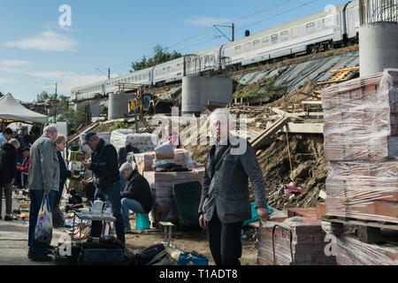 Krakau, Polen - 21. September 2019: Verkäufer ihre Ware verhandeln an der Straße Flohmarkt in der Nähe der Bahnschienen in Krakau Stockfoto