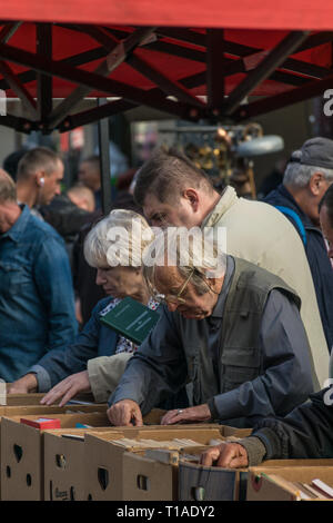 Krakau, Polen, September 21, 2019: die Polen auf der Suche nach Billige Bücher an der Krakauer Flohmarkt Stockfoto