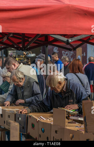 Krakau, Polen, September 21, 2019: die Polen auf der Suche nach Billige Bücher an der Krakauer Flohmarkt Stockfoto