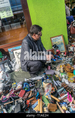 Krakau, Polen, September 21, 2019: Sehr gut gekleideten Schmuckstück Verkäufer bei Krakau Flohmarkt Stockfoto