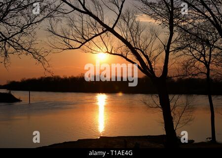 Sonnenuntergang mit Silhouette Bäume von Fort Smith, AR über den Arkansas River in Oklahoma Stockfoto