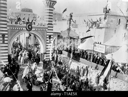 Besuch in Jerusalem von Wilhelm II. von Deutschland im Jahr 1898. Kaiser durch Arch; Hotel D'Europe im Hintergrund. Kaiser und Kaiserin Stockfoto