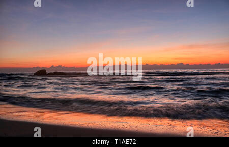 Das große Foto zeigt den Sonnenaufgang von Hua Hin in Thailand am frühen Morgen bei Sonnenaufgang. Sie können sehr gut sehen, die Küste am Golf von Thailand Stockfoto