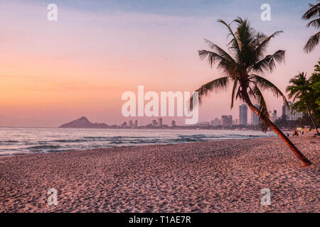 Das große Foto zeigt den Sonnenaufgang von Hua Hin in Thailand am frühen Morgen bei Sonnenaufgang. Sie können die Stadt Hua Hin im Hintergrund sehr gut sehen Stockfoto