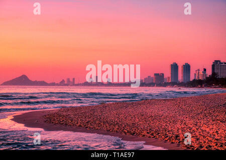 Das große Foto zeigt den Sonnenaufgang von Hua Hin in Thailand am frühen Morgen bei Sonnenaufgang. Sie können die Stadt Hua Hin im Hintergrund sehr gut sehen Stockfoto