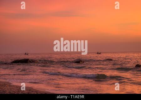 Das große Foto zeigt den Sonnenaufgang von Hua Hin in Thailand am frühen Morgen bei Sonnenaufgang. Sie können sehr gut sehen, die Küste am Golf von Thailand Stockfoto