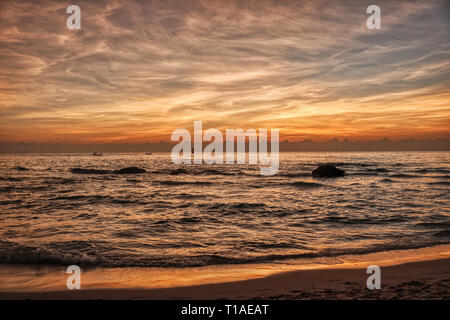 Das große Foto zeigt den Sonnenaufgang von Hua Hin in Thailand am frühen Morgen bei Sonnenaufgang. Sie können sehr gut sehen, die Küste am Golf von Thailand Stockfoto