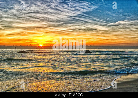 Das große Foto zeigt den Sonnenaufgang von Hua Hin in Thailand am frühen Morgen bei Sonnenaufgang. Sie können sehr gut sehen, die Küste am Golf von Thailand Stockfoto