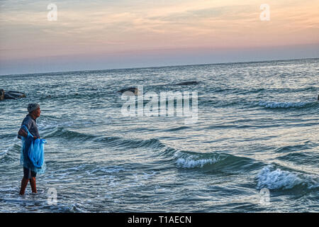 Das große Foto zeigt den Sonnenaufgang von Hua Hin in Thailand am frühen Morgen bei Sonnenaufgang. Im Meer, sehen Sie ein Fischer Fisch fangen Stockfoto