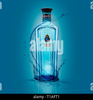 SWINDON, UK - 24. MÄRZ 2019: der Stern von Bombay London Dry Gin mit Spritzer auf einem blauen Hintergrund Stockfoto