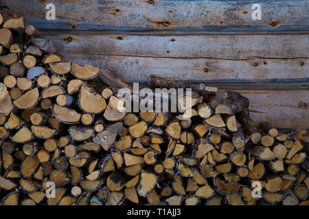 Stapel von Brennholz gegen die Seite der Kabine gestapelt, Riisitunturi, Finnland, 2019 Stockfoto