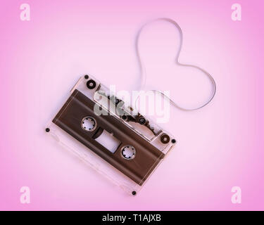 Transluzente audio Kassette mit dem Magnetband in der Form eines Herzens auf rosa Hintergrund, Musik liebe Konzept Stockfoto
