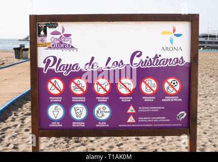 Hinweis angezeigt Liste der verbotenen Aktivitäten an der Playa de Los Cristianos, in Arona, Teneriffa, Kanarische Inseln Stockfoto