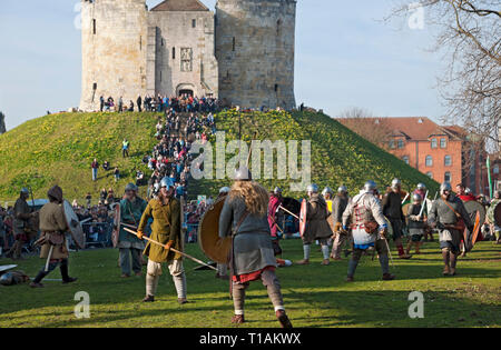 Menschen in Kostümen, die als Wikinger und Angelsachsen gekleidet sind beim Viking Festival Clifford's Tower York North Yorkshire England Großbritannien Großbritannien Stockfoto