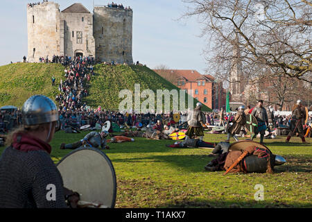 Menschen in Kostümen, die als Wikinger und Angelsachsen gekleidet sind beim Viking Festival Clifford's Tower York North Yorkshire England Großbritannien Großbritannien Stockfoto