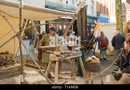 Man demonstriert Holz an der Viking Festival New York North Yorkshire England UK Vereinigtes Königreich GB Großbritannien drehen Stockfoto