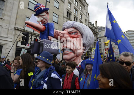 London, Greater London, UK. 23 Mär, 2019. Ein Bildnis des Premierministers Theresa May gesehen vorbei Trafalgar Square während des Protestes. Über eine Million Menschen in ruhiger Lage im Zentrum von London für eine zweite Volksabstimmung marschierten. Die Menschen versammelten sich in der Park Lane am Parliament Square zu Kundgebung gegen die Tory-regierung Brexit Verhandlungen zu demonstrieren, und eine zweite Abstimmung über die endgültige Brexit Angebot zu verlangen. März wurde von den Völkern Abstimmung organisiert. Quelle: Andres Pantoja/SOPA Images/ZUMA Draht/Alamy leben Nachrichten Stockfoto