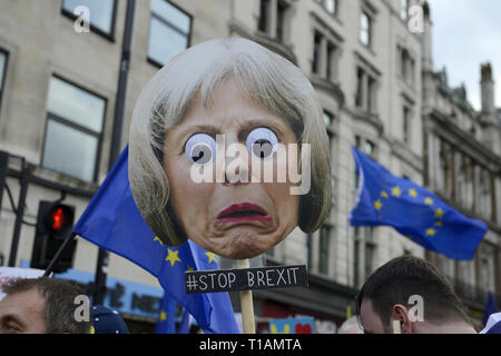 London, Greater London, UK. 23 Mär, 2019. Theres kann Ministerpräsident Gesichtsmaske während des Protestes gesehen. Über eine Million Menschen in ruhiger Lage im Zentrum von London für eine zweite Volksabstimmung marschierten. Die Menschen versammelten sich in der Park Lane am Parliament Square zu Kundgebung gegen die Tory-regierung Brexit Verhandlungen zu demonstrieren, und eine zweite Abstimmung über die endgültige Brexit Angebot zu verlangen. März wurde von den Völkern Abstimmung organisiert. Quelle: Andres Pantoja/SOPA Images/ZUMA Draht/Alamy leben Nachrichten Stockfoto