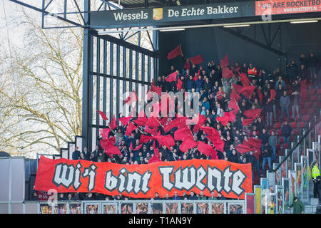 DEVENTER, Stadion De Adelaarshorst, 24-03-2019, Saison 2018 / 2019, Niederländische Keuken Kampioen Divisie. Ergebnis 1-2, Lüfter Twente Atmosphäre im Stadion während des Spiels Go Ahead Eagles - Twente Stockfoto