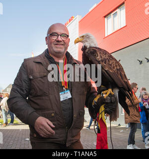 DEVENTER, Stadion De Adelaarshorst, 24-03-2019, Saison 2018 / 2019, Niederländische Keuken Kampioen Divisie. Ergebnis 1-2, Gerrit Zandvoort mit Eagle Harly während des Spiels Go Ahead Eagles - Twente Stockfoto